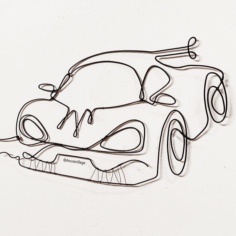 Léo et la voiture de course